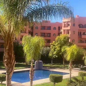 Un Moderne Chic Vue Sur Piscine Apartment